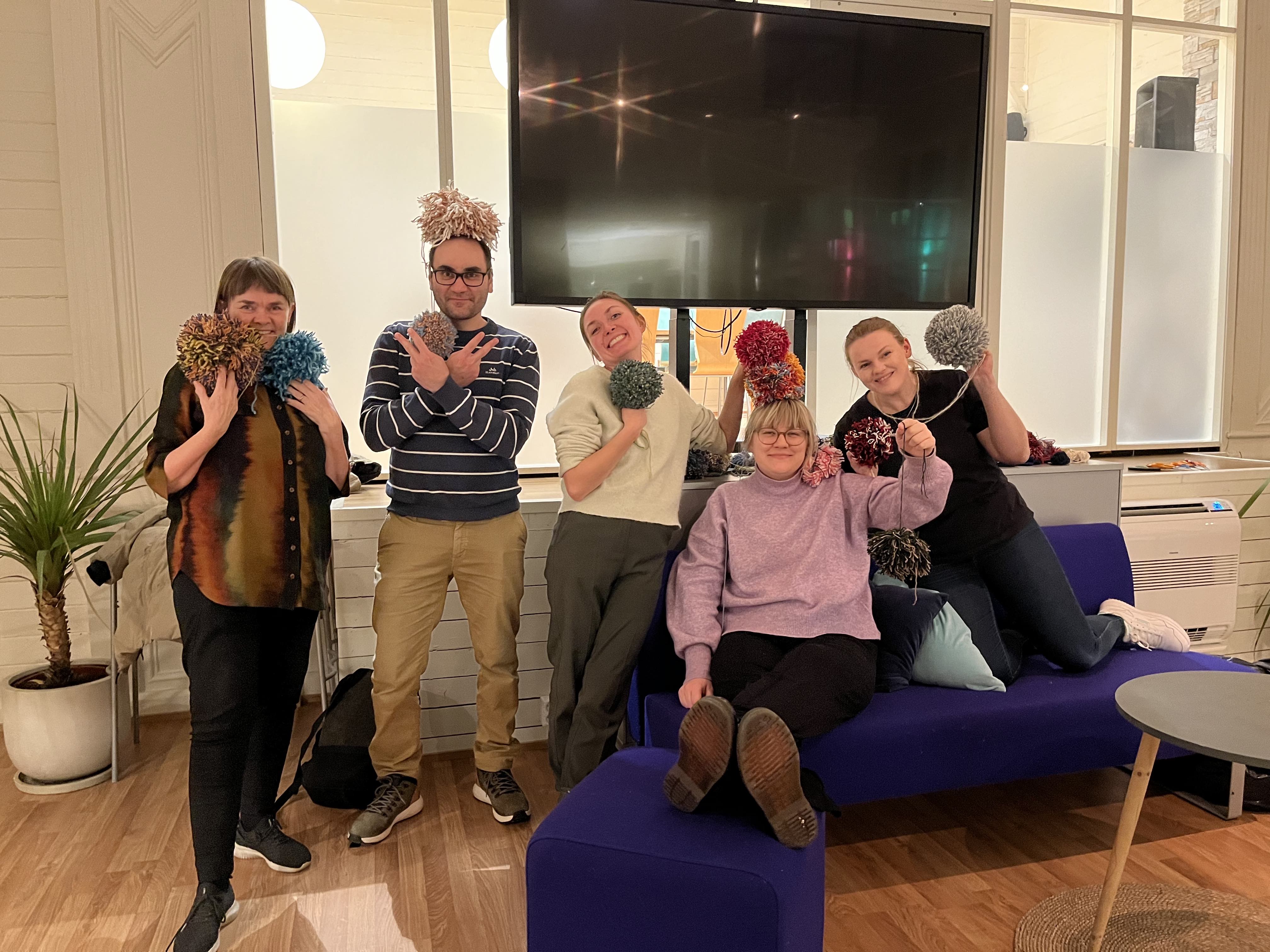 Deler av festspillstaben laget dekor. Foto: Eva Lien Deler av festspillstaben laget dekor. Foto: Eva Lien