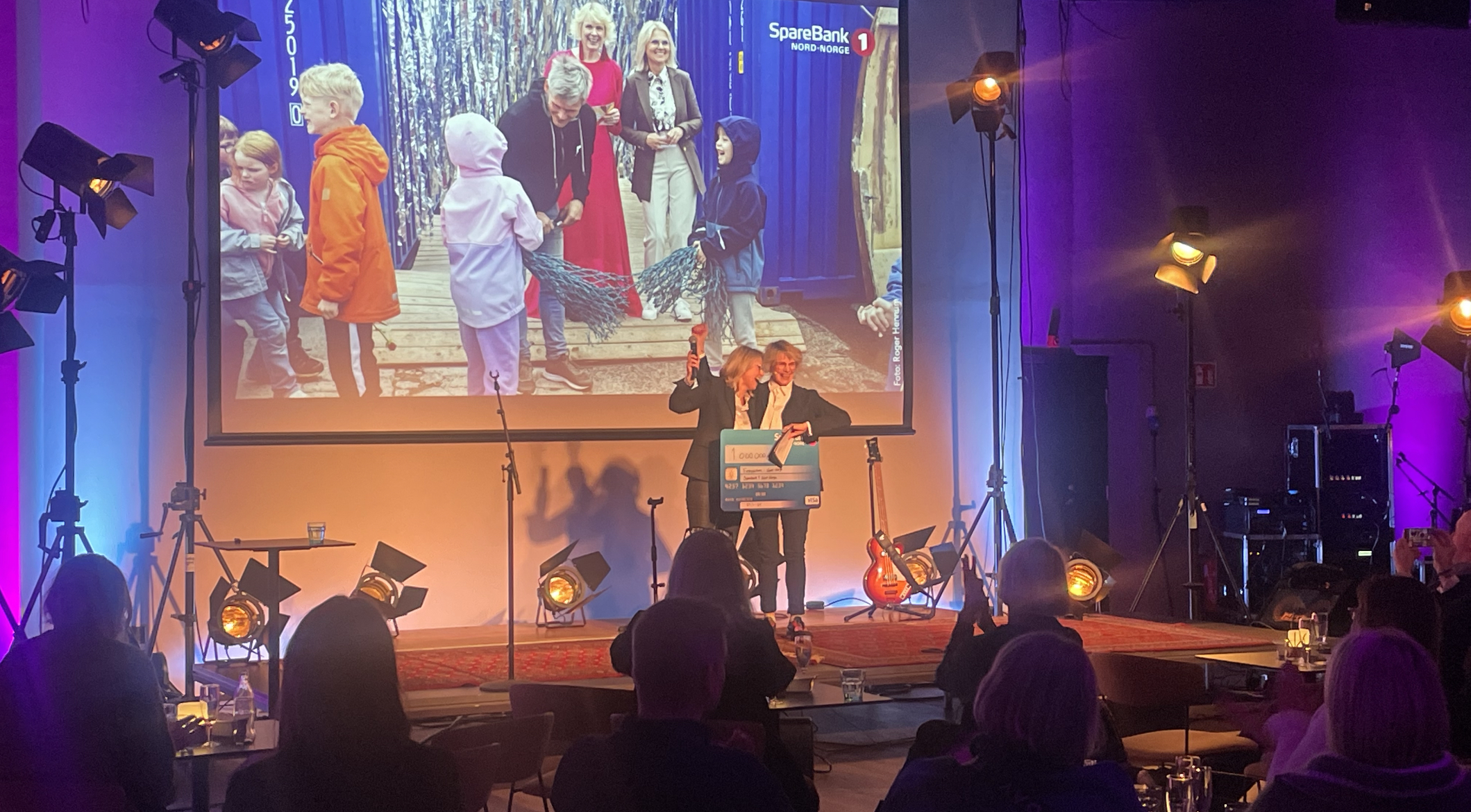 SNN ved Mona Slåtto Olsen ga 1 million i jubileumsgave til Festspilldirektør Ragnheidur Skuladottir. Foto: Festspillene i Nord-Norge SNN ved Mona Slåtto Olsen ga 1 million i jubileumsgave. Foto: Festspillene i Nord-Norge