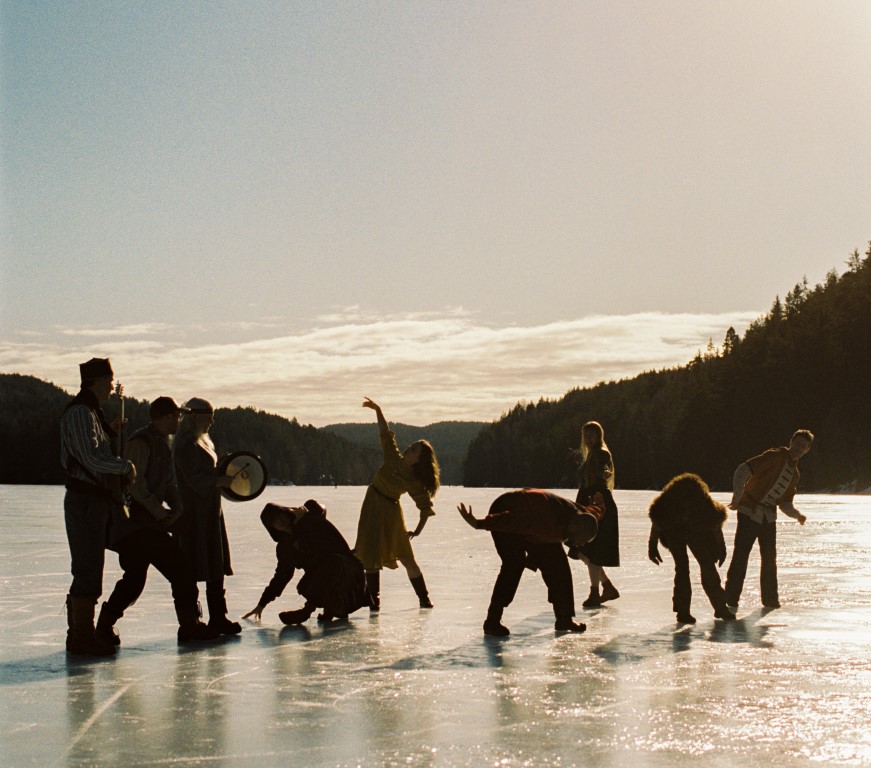 Karhutanssi av Astrid Serine Hoel i samarbeid med Kvääniteatteri og Festspillene i Nord-Norge. Foto: Matias Morland. Karhutanssi av Astrid Serine Hoel i samarbeid med Kvääniteatteri og Festspillene i Nord-Norge. Foto: Matias Morland.