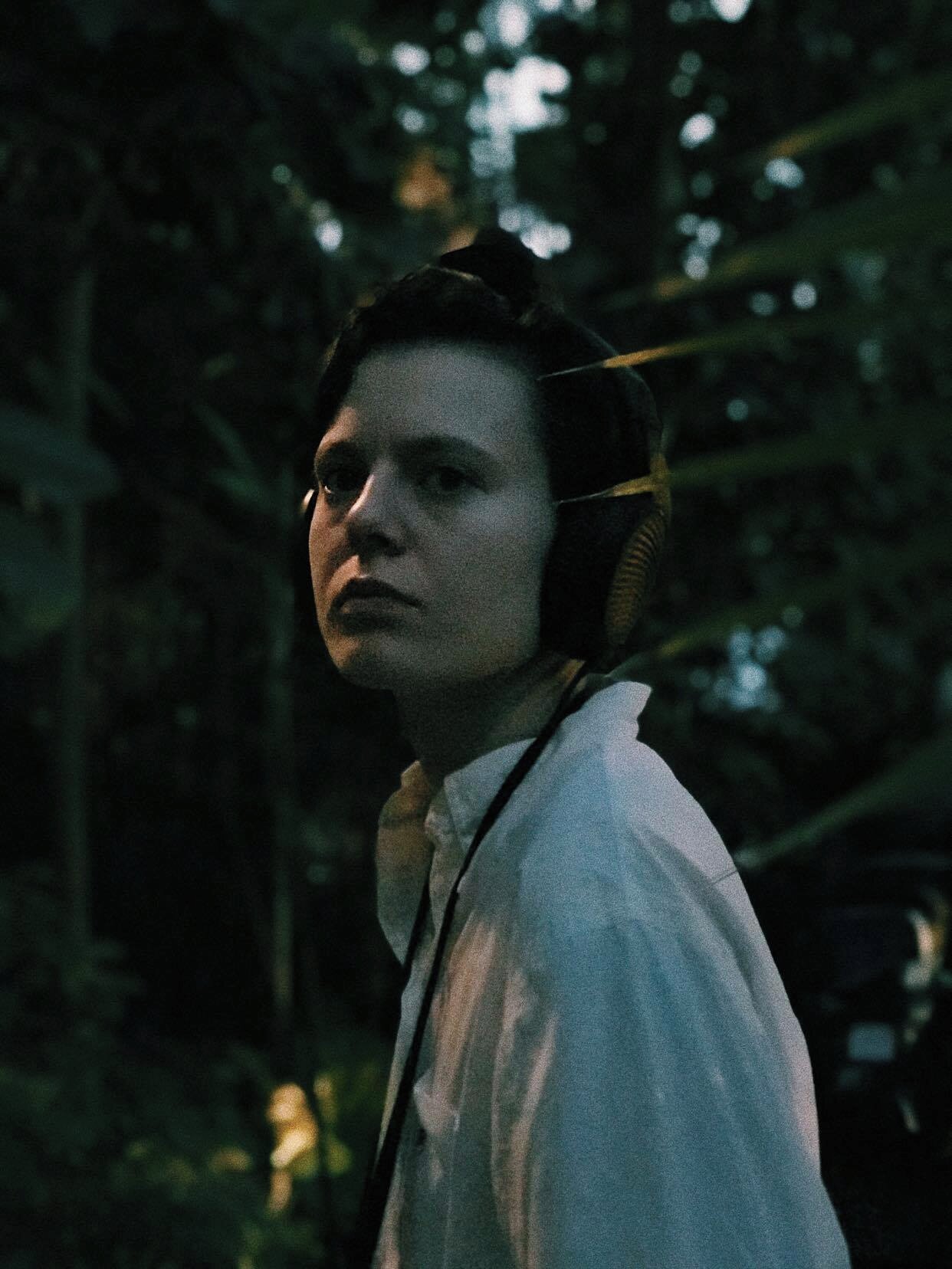 Ungkunstner Louisa Palmi fra Tromsø skaper musikk inspirert av Arktis. Foto: Kristine Rød