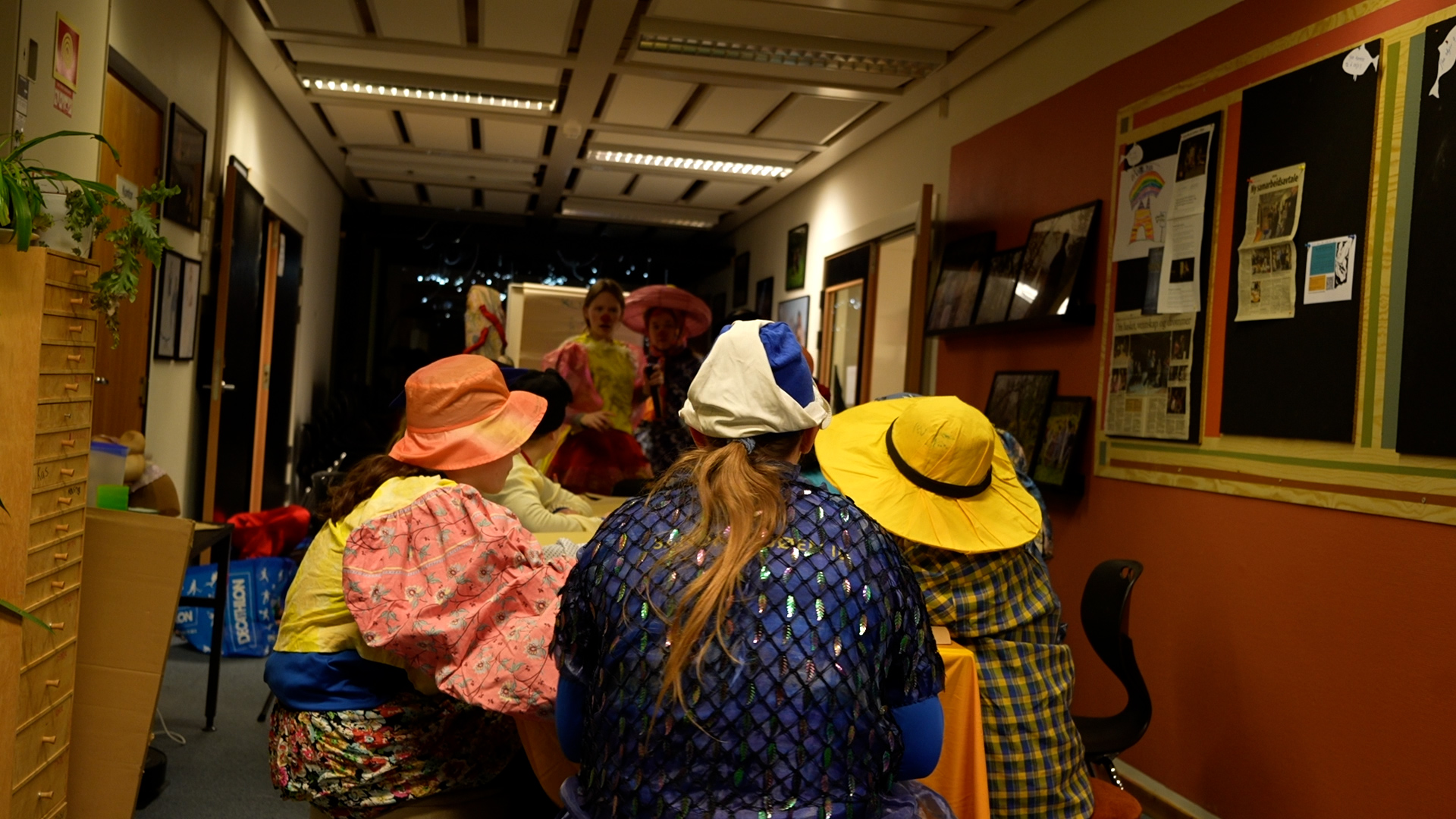 Oda Holmvik Bredvold og Elise Nohr Nystad som er i ferd med å holde et foredrag om Byen Klitoris. 