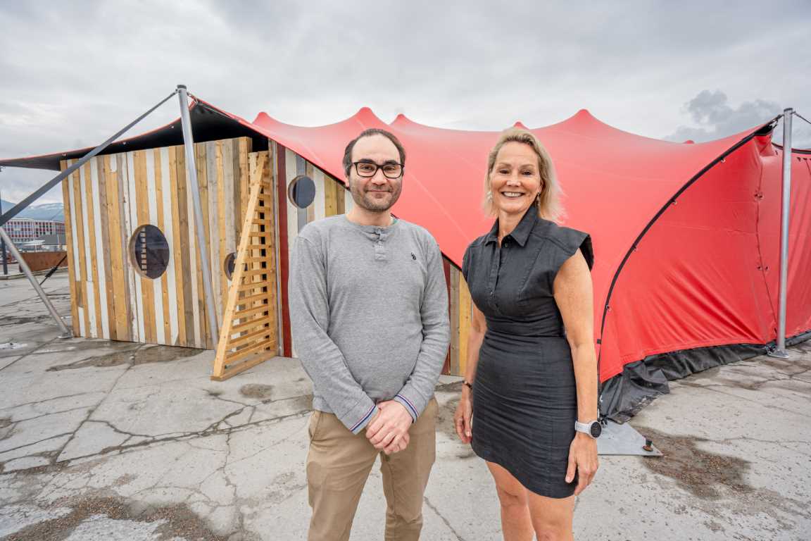Viserektor Rikke Gürgens Gjærum ved UiT har  ansvar for Sør-Troms og Nordland, bærekraft og kunst- og kultursamarbeid. Her sammen med Lasse André Mellingsæther, produsent for musikk i Festspillene i Nord-Norge. Foto: Tomas Rolland