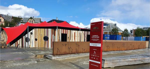 Festivalteltet Sentralen under oppføring 2022. Foto: Festspillene i Nord-Norge