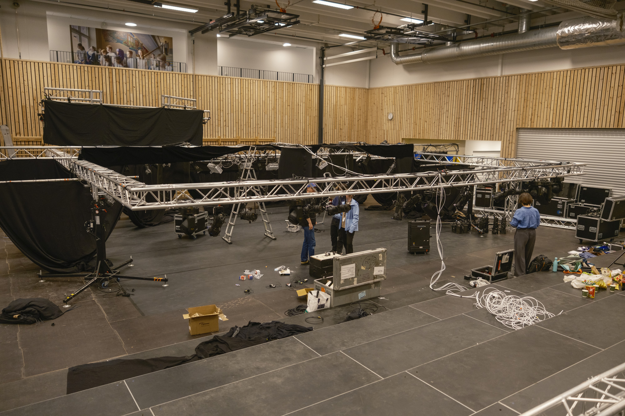 harstad skole klargjøres for teater. Foto Øivind Arvola